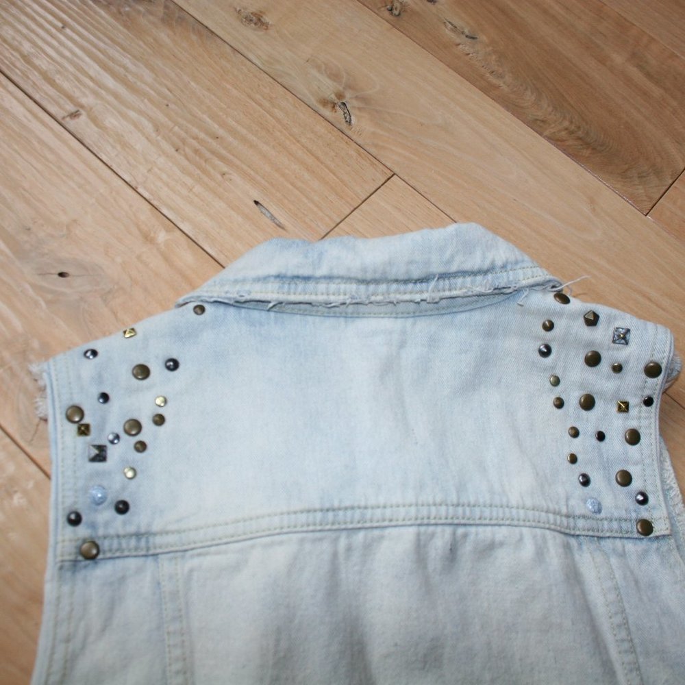 Free People Size LG Sleevless Studded Jean Jacket - Picture 4 of 11